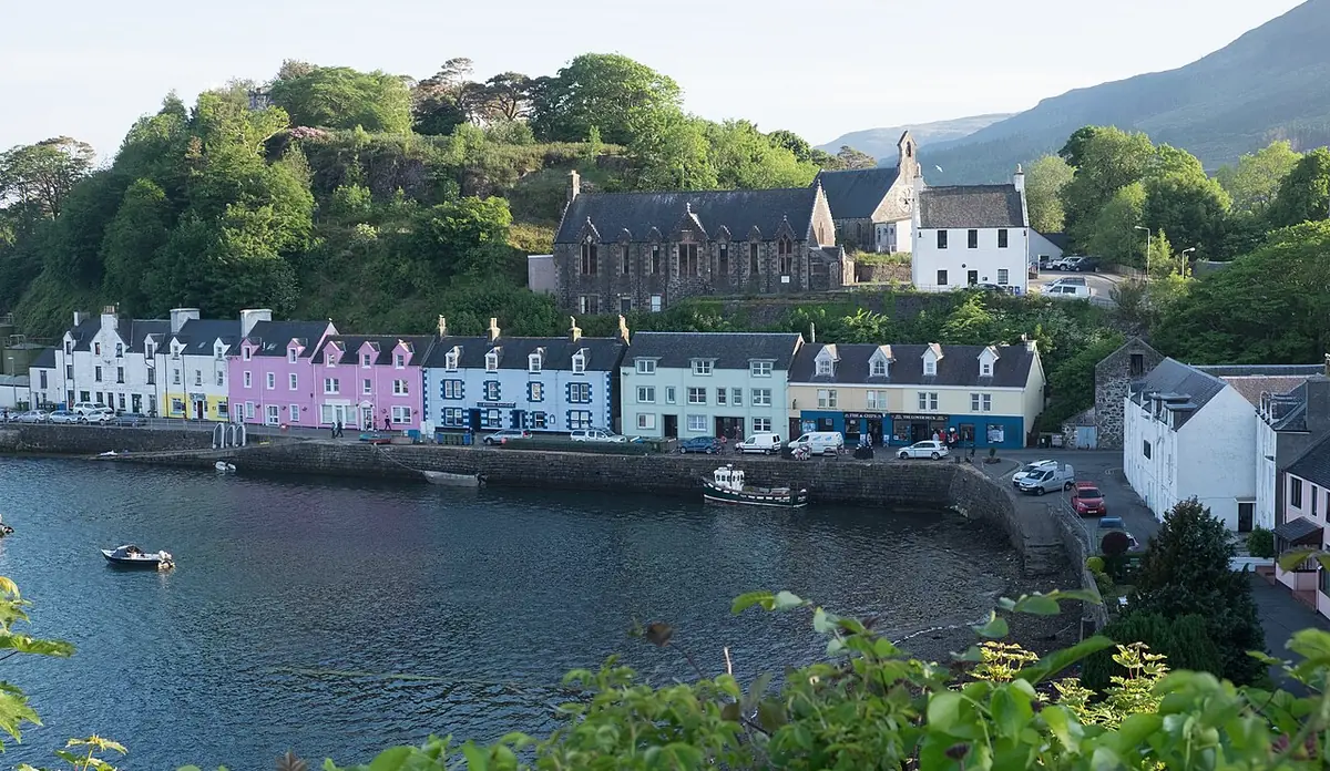 Il porto di Portree con le case colorate, Isola di Skye