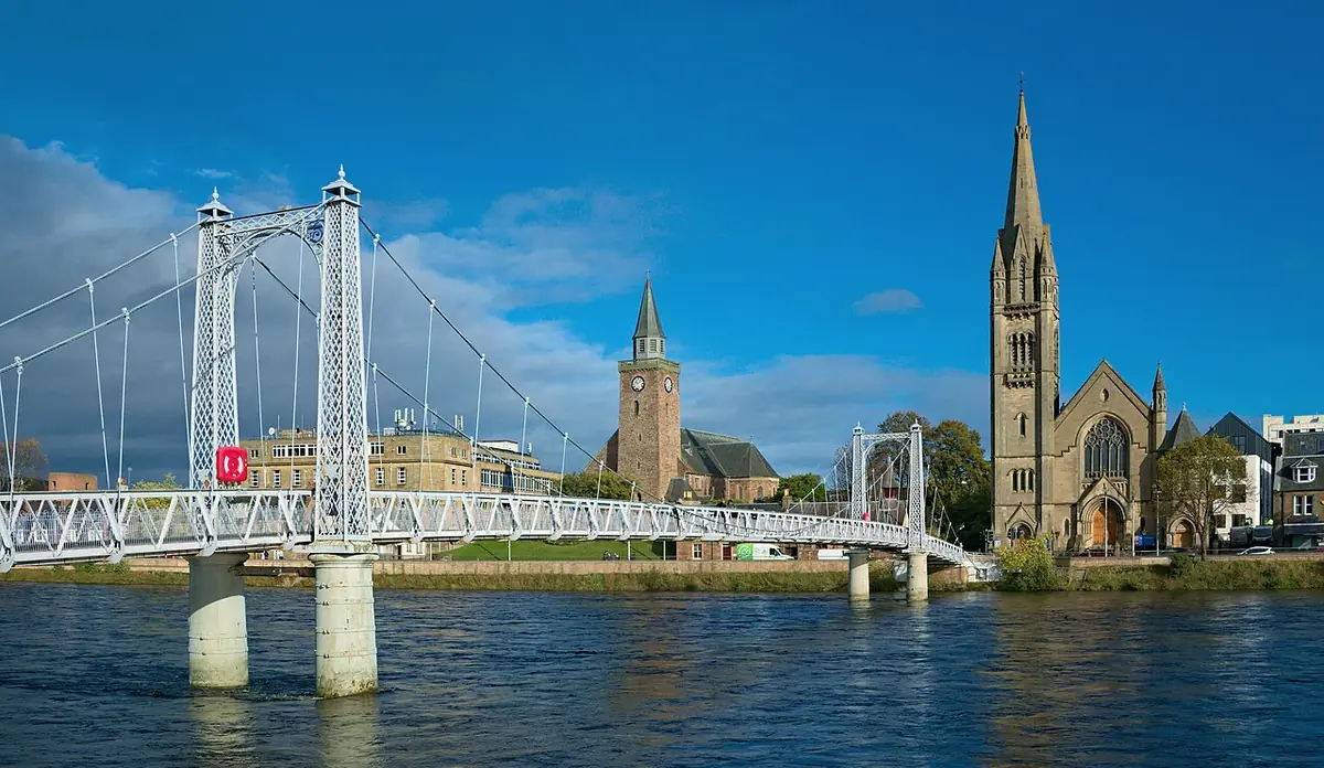 Il fiume Ness a Inverness, con il ponte pedonale e le guglie della città