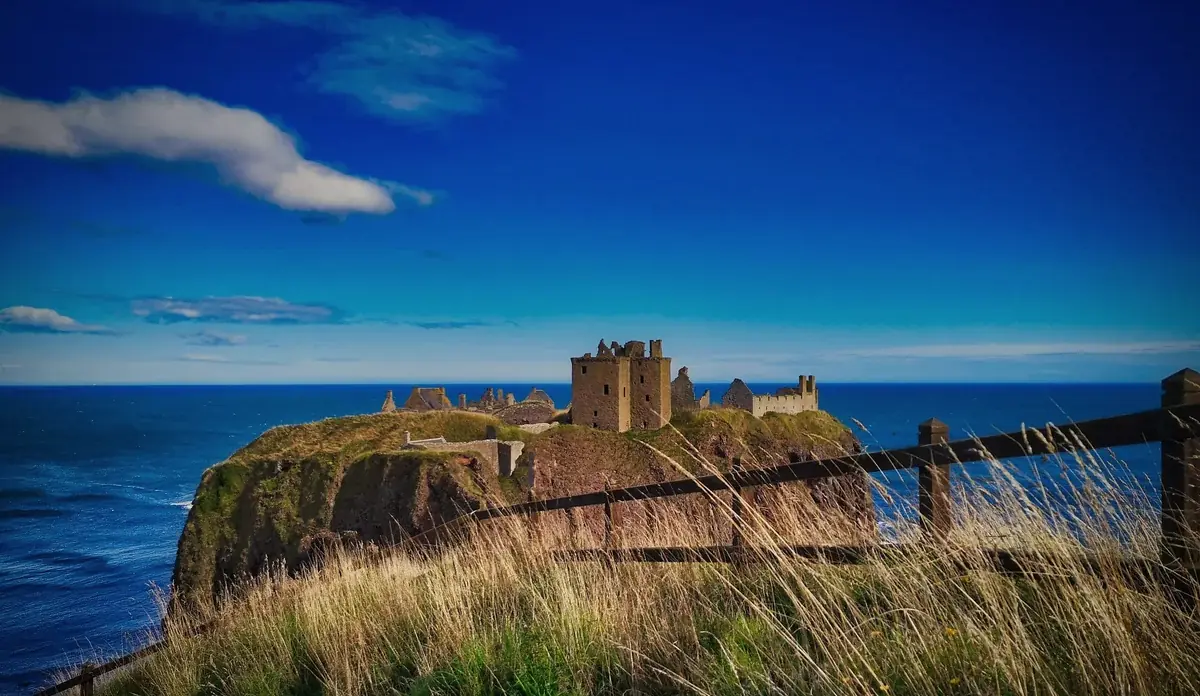 Le rovine del Castello di Dunnottar sul promontorio a picco sul mare