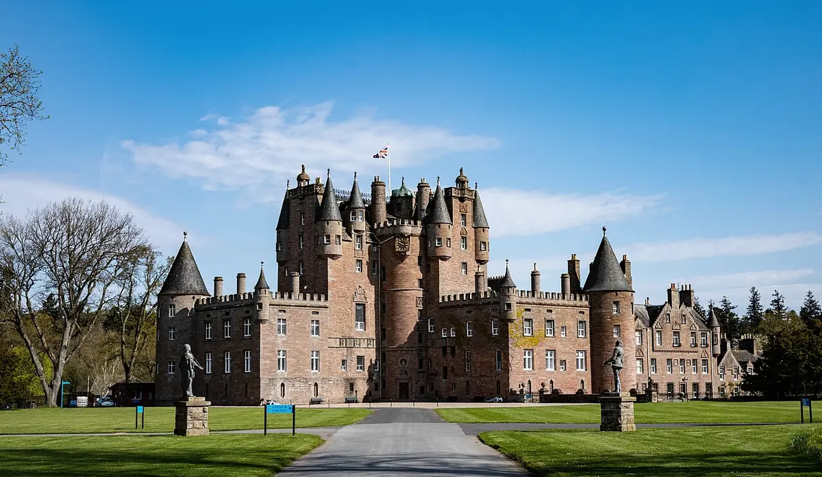 Il Castello di Glamis con il viale d'accesso