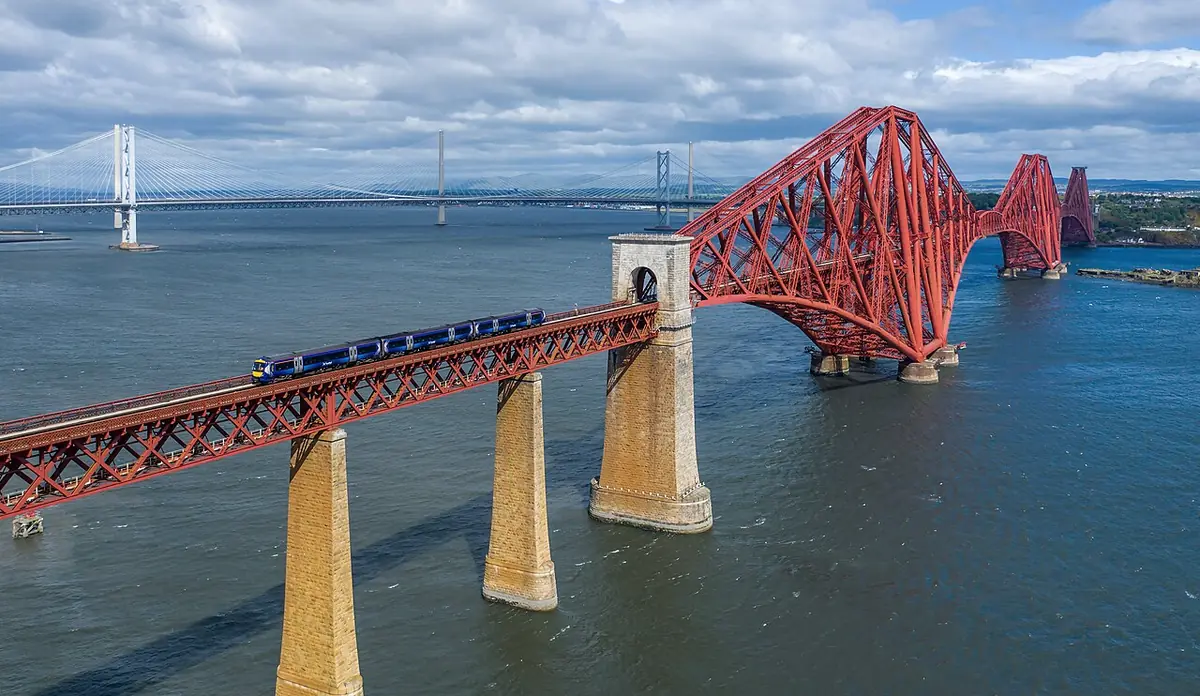 Il Forth Bridge, il ponte ferroviario rosso sul Firth of Forth