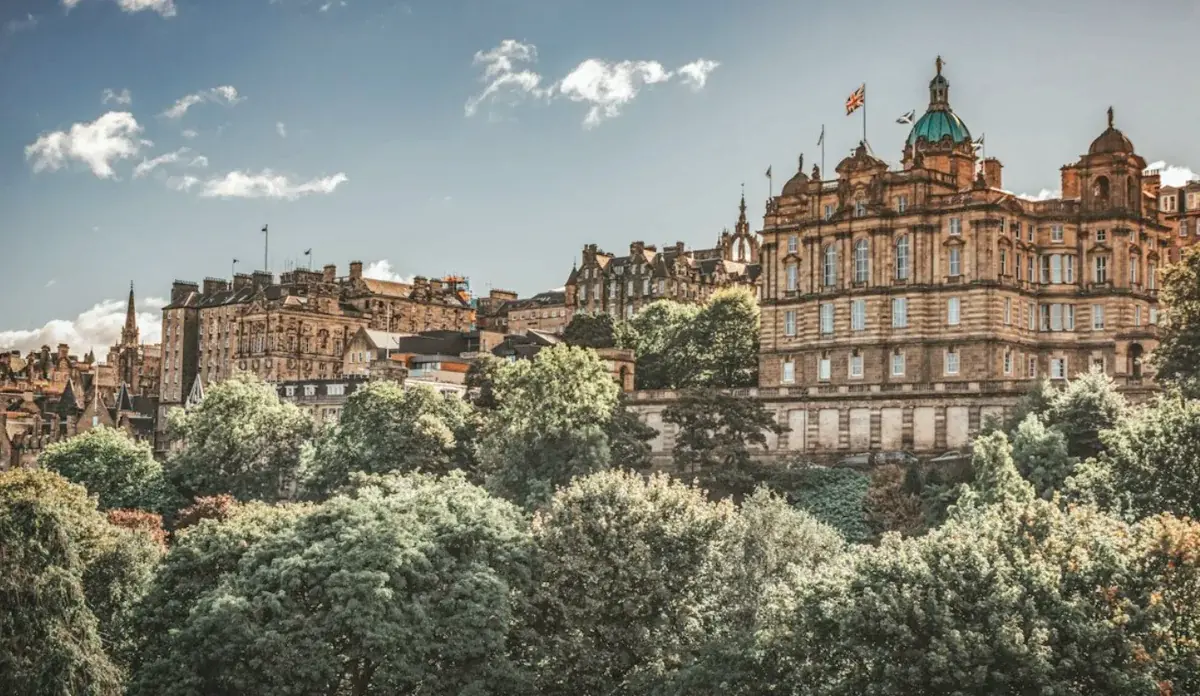 Edimburgo vista dai Princes Street Gardens, con gli edifici della Old Town